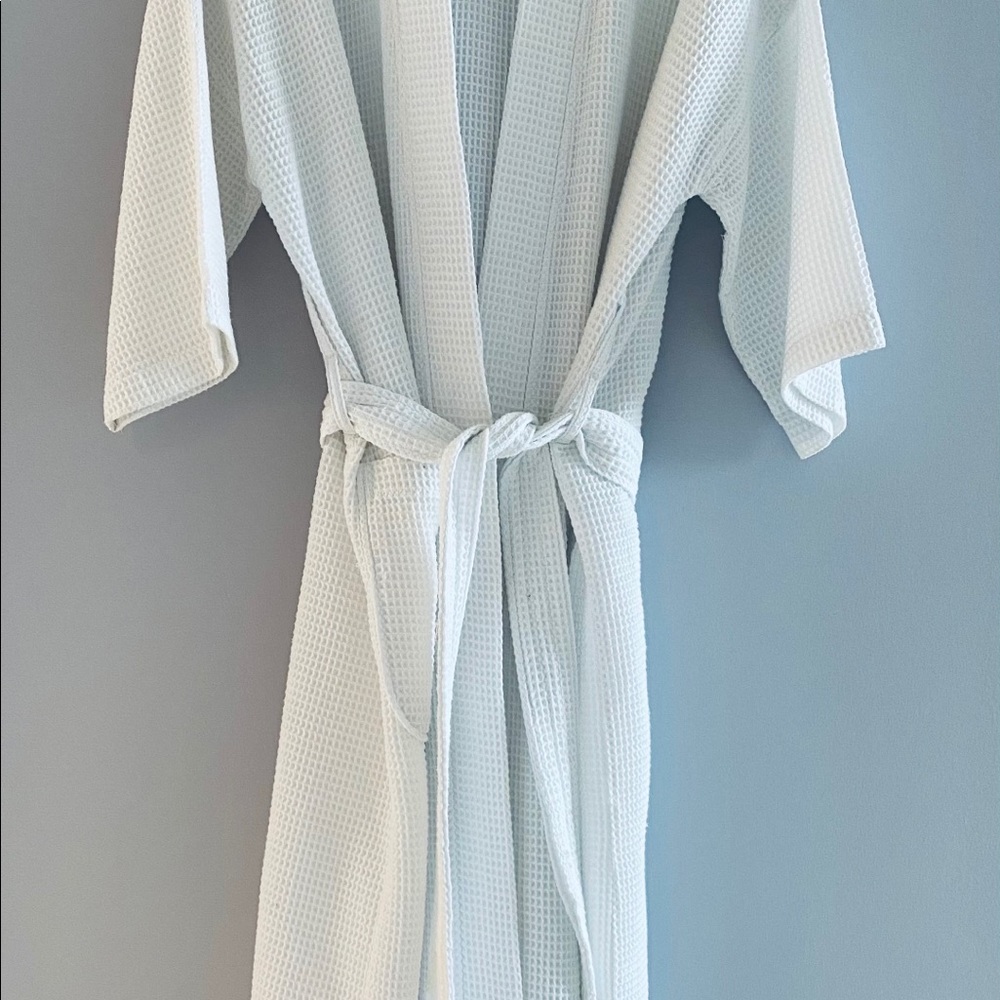 Cypress Hotel and Spa robe - Picture 4 of 10